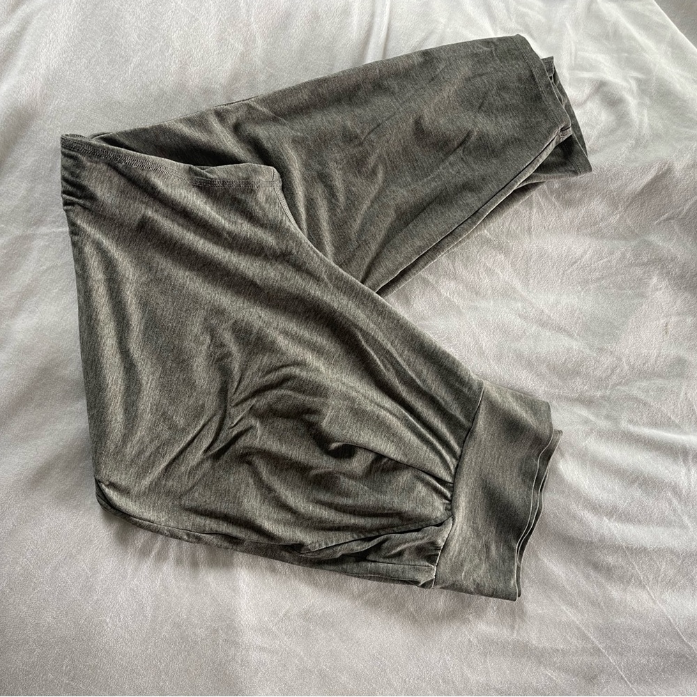 Vuori Lux at ease pant color gray